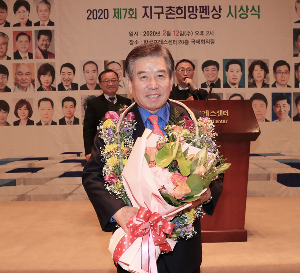 사진= 구충곤 화순군수가 12일 서울 한국프레스센터에서 열린 ‘제7회 지구촌 희망펜 상’ 시상식에서 ‘자치 부문 대상’을 받았다.
