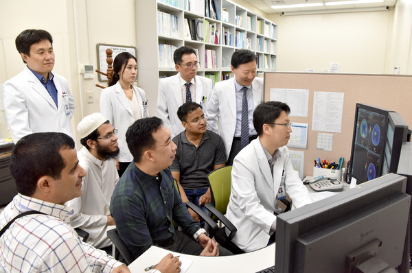 사진 =  범희승 교수(왼쪽에서 5번째)를 비롯한 화순전남대병원 핵의학과 의료진들이 아-태지역 의사들을 대상으로 한 핵의학 전문가 양성 프로그램을 진행하고 있다.