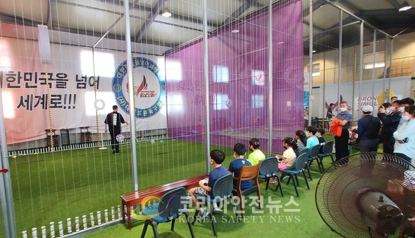 사진= 경기도 광주에서 초등학생들이 드론축구를 연습하는 모습 이다.사진촬영= 오명하 기자