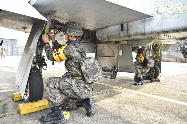 사진 = 공군 제1전투비행단은 10월 22일(목) 전시 파손항공기 수리 훈련을 실시했다. 상황 발생 이후 수리 판정관이 파손 부위의 상태와 수리 방법을 판정하고 있다.(사진 = 하사 유영열)