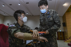 사진 = 공군 제1전투비행단은 4월 5일(월) 부서별 응급처치 교관을 대상으로 응급처치 교육을 실시했다. 교육 참여자가 지혈법과 부목법 실습을 실시하고 있다.(사진 = 하사 유영열)