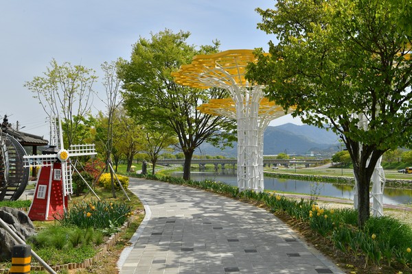 사진 = 장성 황룡강 힐링허브정원이 향기로운 꽃과 허브, 아름다운 벽화로 새단장을 마쳤다. 산책로 오른쪽은 '옐로우해피트리'
