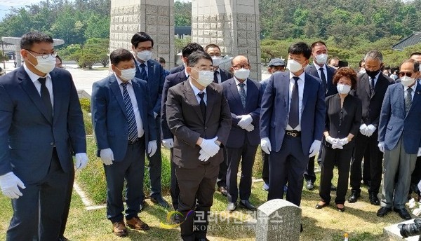 사진 = 이상동 회장이 광주 북구 운정동 국립 5.18 민주묘지를 찾아 참배하고 있다. / 사진촬영 = 기동취재반