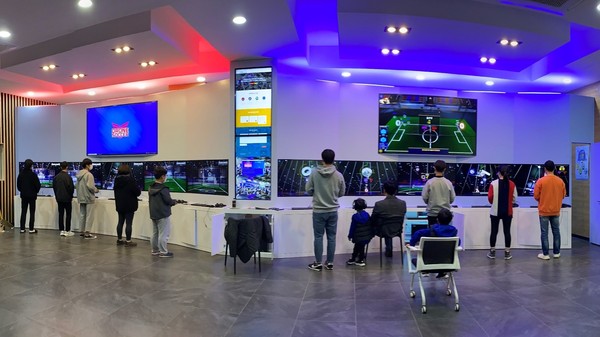 사진 = 드론축구 동호인들이 전주혁신창업허브에 설치된 3D 시뮬레이터로 드론축구 경기를 하고 있다. / 사진제공=캠틱