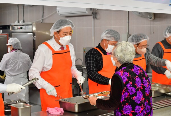 사진 = 김한종 장성군수와 고재진 장성군의회 의장, 의원 등 10여 명이 2일 점심식사 시간에 맞춰 노인복지관 경로식당에서 배식 봉사에 나섰다