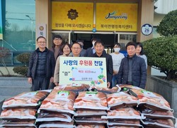 사진 = 북이면 사가3리 김요현 이장(중앙 우측)이 10kg 들이 백미 40포를 기탁했다