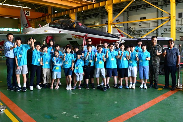 사진 = 공군 제1전투비행단은 청소년들의 체험교육지원을 위해 8월 3일(목) 한국항공소년단 광주·전남 / 대전·충남지부를 대상으로 부대견학을 실시했다, (사진 = 중사 박성현)