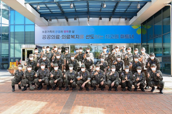 사진 = 공군 제1전투비행단은 9월 12일(목) 광주보훈요양원을 방문하여 국가유공자분들을 위해 봉사활동을 실시했다. (사진 = 하사 장석원)