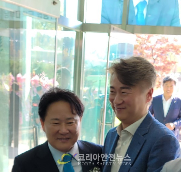 사진 =김이강 서구청장이 김성진 북콘서트에서 함께나란히 포즈를 취했다.