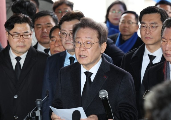 사진 = 민주당 이재명 대표가 광주 북구 국립 5·18민주묘지를 참배한 뒤 기자회견을 하고있다.