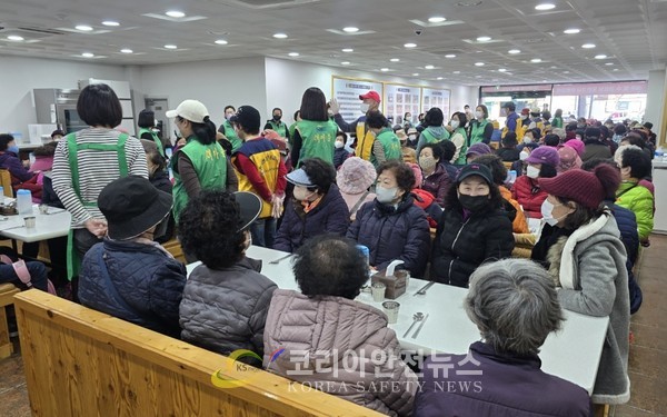 사진=사단법인)한국나눔연맹 천사무료급식소에서 어르신 400여명에게 무료 급식봉사가 펼쳐졌다.